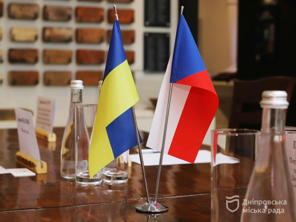 «Готові підтримувати Дніпро та область перед зимою». Після масованого нічного обстрілу до міста на зустріч із Філатовим прибув посол Чехії Лубош Весели «Готові підтримувати Дніпро та область перед зимою». Після масованого нічного обстрілу до міста на зустріч із Філатовим прибув посол Чехії Лубош Весели