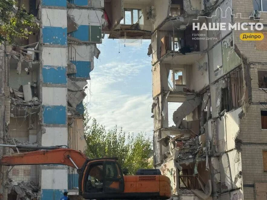 Проведено головний етап демонтажу: на пр. Героїв, 46 відокремили зруйнований «шахедом» під’їзд від решти будинку Проведено головний етап демонтажу: на пр. Героїв, 46 відокремили зруйнований «шахедом» під’їзд від решти будинку