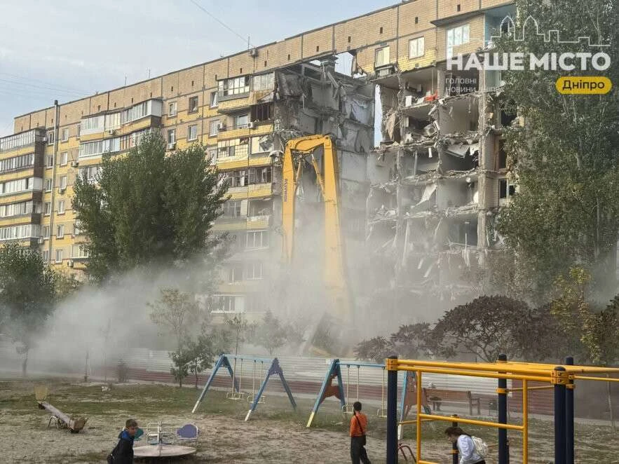 Проведено головний етап демонтажу: на пр. Героїв, 46 відокремили зруйнований «шахедом» під’їзд від решти будинку Проведено головний етап демонтажу: на пр. Героїв, 46 відокремили зруйнований «шахедом» під’їзд від решти будинку