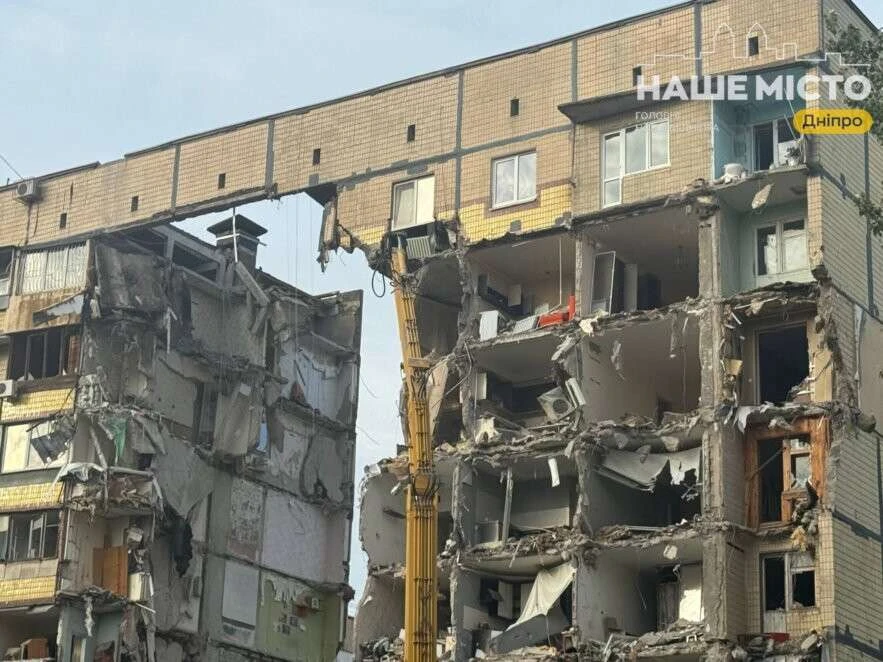 Проведено головний етап демонтажу: на пр. Героїв, 46 відокремили зруйнований «шахедом» під’їзд від решти будинку Проведено головний етап демонтажу: на пр. Героїв, 46 відокремили зруйнований «шахедом» під’їзд від решти будинку
