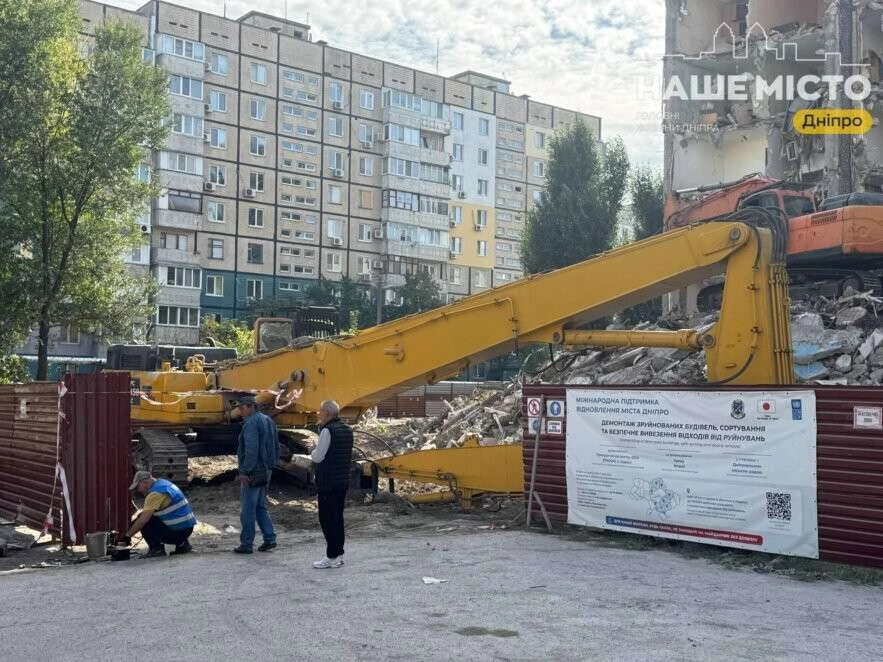 Проведено головний етап демонтажу: на пр. Героїв, 46 відокремили зруйнований «шахедом» під’їзд від решти будинку Проведено головний етап демонтажу: на пр. Героїв, 46 відокремили зруйнований «шахедом» під’їзд від решти будинку